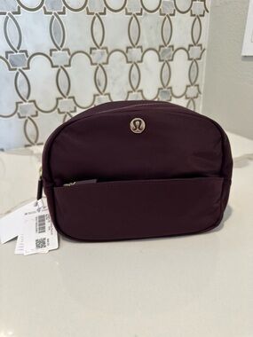Lululemon-City Essentials Pouch 4L-Black Plum NWT